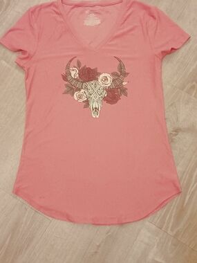 Women’s Pink V-Neck Graphic Tee with Floral Skull Design